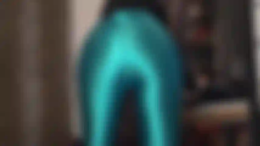 Ta bite est si dure pour ce pantalon en satin bleu aqua brillant. Maîtresse te taquine avec son cul sexy dans ce pantalon brillant, massant le sperme de ta bite avec des gants en nylon couleur chair.