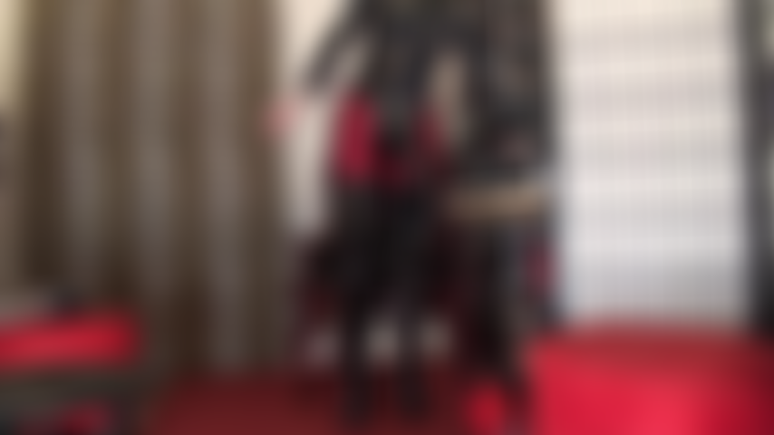 Une bite noire massive et épaisse – ce gode ceinture n'est pas pour les soumises timides. Cette énorme bite noire est pour les vraies putes à bite, les reines de la taille, celles qui bavent à l'idée que cette bite géante leur déchire le cul.