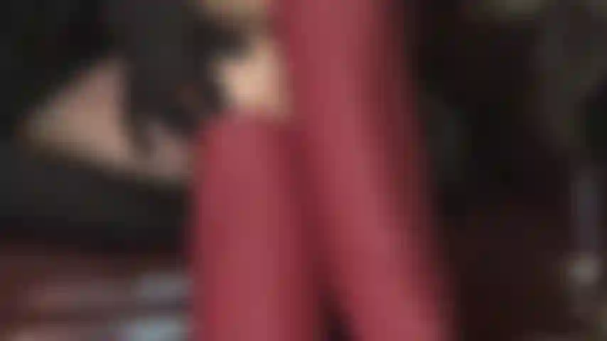 Glisse-toi doucement dans le haut de mes bottes - ces bottes en cuir tiennent ta bite d'esclave dressée. Baiser lentement le haut de mes bottes est le seul sexe que tu aies.