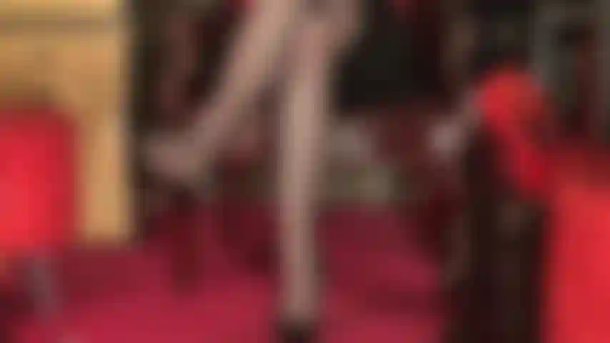 Séductrice en bas nylon et jarretelles noirs soyeux et transparents - vous ne pouvez pas résister à mes longues jambes sexy en bas, donnant juste un aperçu de mes merveilleuses cuisses nues pâles et de ma culotte en dentelle.