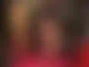 Des escarpins en cuir pendants séduisants dans des collants brillants beige foncé tout en taquinant votre bite d'esclave avec des gants.