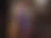 Votre déesse en latex montre une tenue sexy avec un haut et une jupe arrière lacée en caoutchouc violet métallisé brillant.