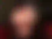 Les beaux pieds et le cul nu de maîtresse vivian dans un petit string rouge.