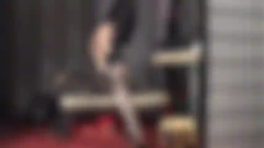 Les courbes d'une maîtresse dans des couches de bas soyeux - adoration du cul et des pieds dans des bas sexy à coutures noires sur des collants nude super brillants.