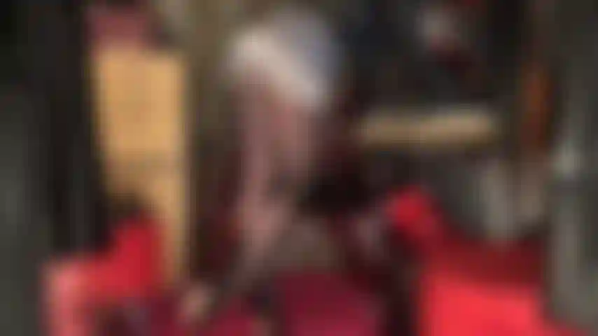 Contrôlée par mes jambes et mon cul - ces jambes en collants noirs brillants te rendent faible, menant à ton cul parfait de déesse en nylon. Avance-toi vers ça ! Si tu oses jouir, lèche-le !