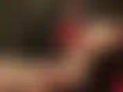 Maîtresse caresse sa grosse bite pendant que tu adores ses pieds nus sexy.