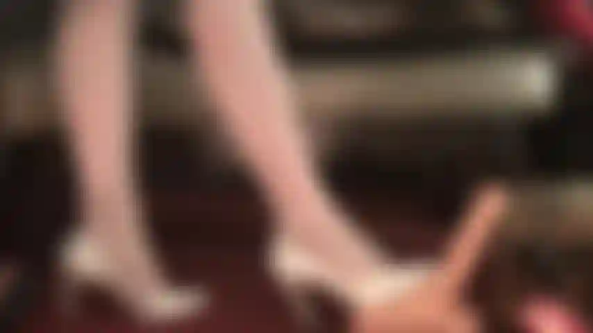 Une intense écrasement de couilles est ce que la maîtresse a ordonné - des talons hauts frappent, piétinent, écrasent et piquent ces couilles pleines de sperme.