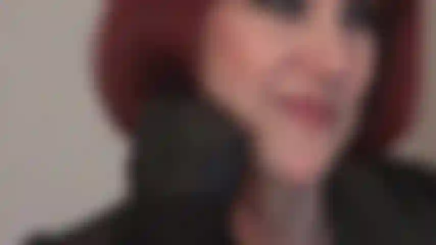 Maîtresse exige ton sperme sur ses gants de cuir. Avec compte à rebours du sperme.