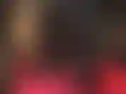 Une allumeuse chaude dans des leggings sexy en spandex noir serré et du cuir est terminée en caressant et en léchant des escarpins à talons en acier rouge.