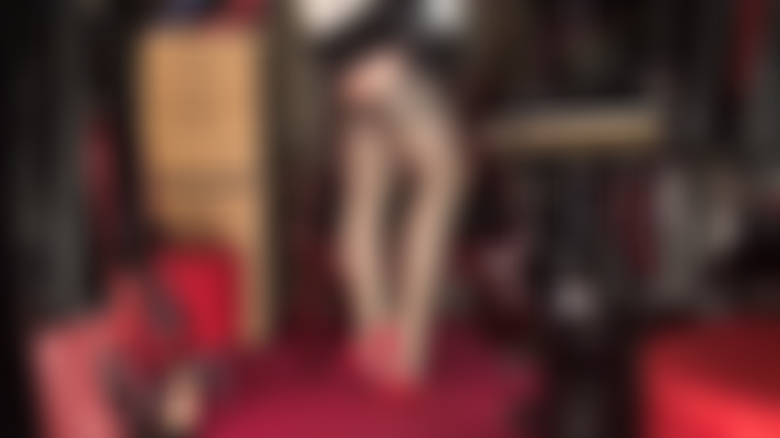 Des jambes si brillantes que vous aurez du mal à en croire vos yeux - la maîtresse porte des couches brillantes de collants et de bas en dentelle avec une culotte en satin soyeux en dessous.