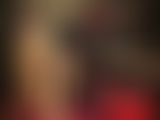 Maîtresse connaît votre amour pour les collants sexy et brillants. Savourez cette sensualité en nylon aux couches dorées et brillantes, mettant en valeur vos pieds, vos jambes et vos fesses vêtus de collants et de gants en satin si doux et soyeux.