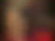 Maîtresse connaît votre amour pour les collants sexy et brillants. Savourez cette sensualité en nylon aux couches dorées et brillantes, mettant en valeur vos pieds, vos jambes et vos fesses vêtus de collants et de gants en satin si doux et soyeux.