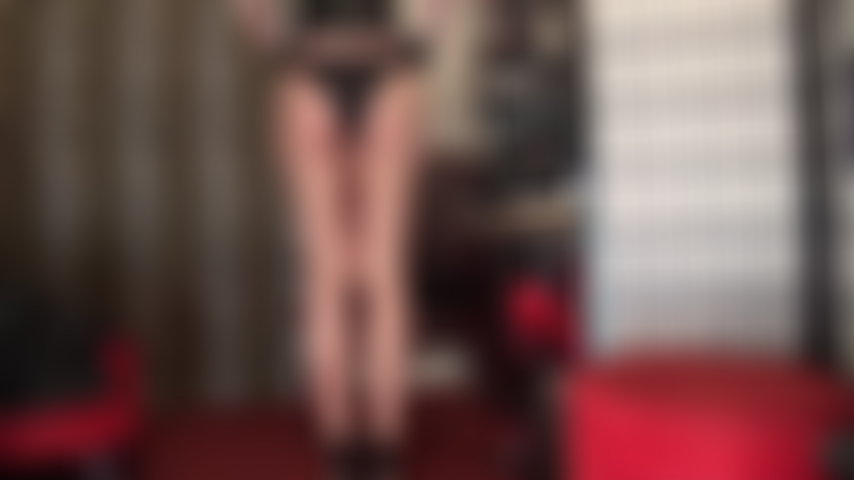 Les culottes de bikini en satin noir sont un changement sexy par rapport aux sous-vêtements classiques en satin à dos intégral.