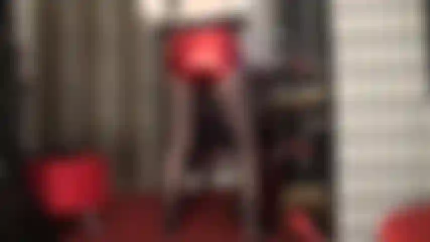 Ta bite palpite pour ces shorts et culottes métalliques brillants et sexy en rouge, argent, or et noir.