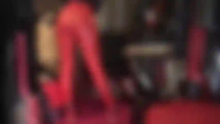 Un legging rouge moulant en spandex, un culte du cul et un ancrage avec un strap-on stryker de 9 pouces.