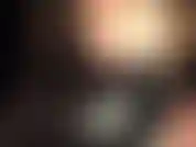 Es-tu prête pour une bite de cette taille ? Que ta maîtresse ait 43 cm ou non, elle veut t'enfouir en toi... Dégoulinante de sa salive savoureuse. Regarde-moi dans les yeux bleus et ouvre simplement ta bouche !