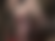 Sexy et sensuelle - maîtresse aux cheveux courts en nylon noir transparent sur tout le corps en collants et body.