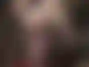 Sexy et sensuelle - maîtresse aux cheveux courts en nylon noir transparent sur tout le corps en collants et body.