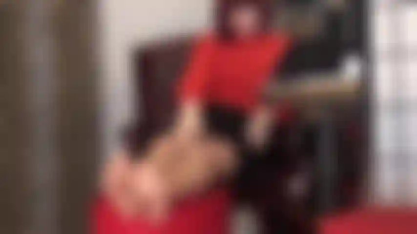 Les cuisses des collants emprisonnent votre bite d'esclave tandis que les gants en nylon massent lentement le sperme.