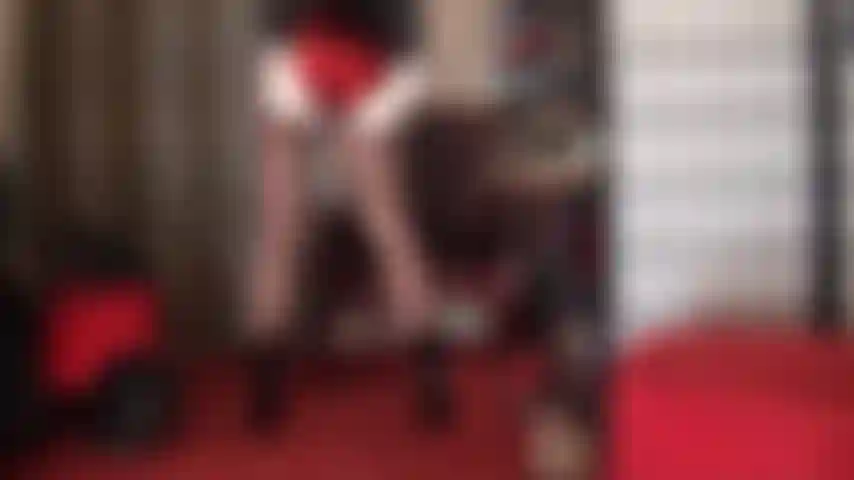 Un short brillant si serré sur les fesses parfaites de ma maîtresse.