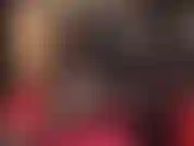 Frotte-toi le long de ces jambes de collants sexy, des cuisses jusqu'à ma jupe en pvc brillante et en dessous.