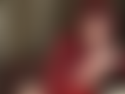 Maîtresse caresse une bite noire à mains nues.