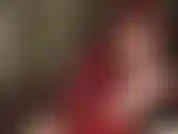 Maîtresse caresse une bite noire à mains nues.