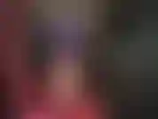 Tenue en latex chaude avec des bas en caoutchouc transparents à coutures nude, une jupe à dos lacé et un haut avec des escarpins à bout ouvert.