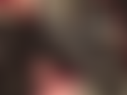 Une déesse du cuir avec un strapon blanc de 10 pouces - votre maîtresse vêtue de cuir noir exige l'adoration de ses incroyables bottes hautes jusqu'à sa grosse bite blanche.