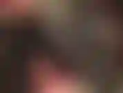 Une déesse du cuir avec un strapon blanc de 10 pouces - votre maîtresse vêtue de cuir noir exige l'adoration de ses incroyables bottes hautes jusqu'à sa grosse bite blanche.