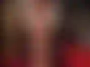 Maîtresse vivian taquine son corps fin dans un haut en dentelle nude brillant et des jarretelles sur des collants, offrant des vues sous sa jupe...