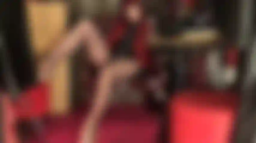 Jambes, cuisses, décolleté, facesitting, collants et mains de maîtresse sur ta bite d'esclave.