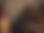 Une déesse du latex dans une combinaison en caoutchouc moulante qui fait lubrifier son strapon noir pour le pegging brutal que vous méritez.