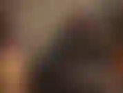 Une déesse du latex dans une combinaison en caoutchouc moulante qui fait lubrifier son strapon noir pour le pegging brutal que vous méritez.