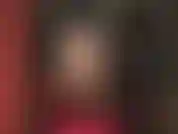 Maîtresse vivian, vêtue de pvc noir brillant, fait claquer son fouet.