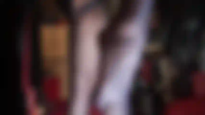Des couches de collants et de bas incroyablement brillants - la déesse sort ses paires de bas les plus brillantes pour se livrer à votre fétichisme du nylon.
