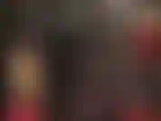 Déesse fétichiste du pvc et du strapon - votre maîtresse vêtue d'une combinaison moulante en vinyle noir, de gants, de bottes, d'un chapeau en cuir et d'une grosse bite blanche pour vous faire plaisir.