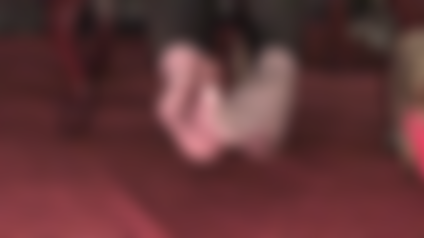 Des pieds en collants, si transparents – les orteils en collants noir cassé se tortillent, tentant et taquinant l'amateur de pieds. Des semelles en nylon douces et moites que vous désirez sentir reposer sur votre visage, respirant la perfection…