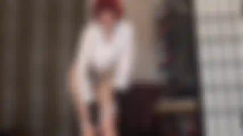 Une culotte en satin blanche et noire avec des collants brillants.