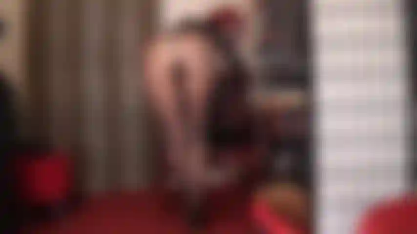 Le cul rond et parfait de maîtresse vivian et son short sexy sont une combinaison parfaite. Je porte de superbes collants brillants et j'essaie différents shorts.