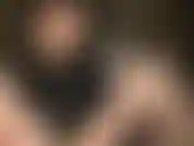 Je caresse un gode blanc non coupé à mains nues.