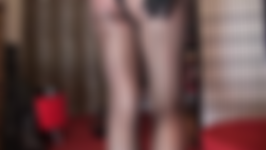 Ta petite bite adore les collants à coutures de ta maîtresse, surtout tes pieds. Mais quand une grosse bite recouverte de nylon noir entre en jeu, tu deviens une salope amoureuse de bites. Sph, comparaison de tailles de bites et suppliant de sentir cette grosse bite noire te pénétrer.