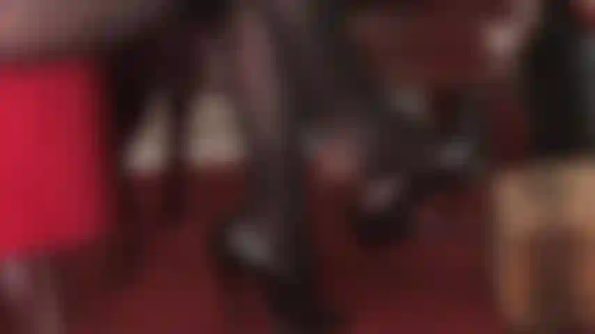 Jeu de chaussures en collants noirs opaques - une vue latérale sexy de votre déesse avec des talons pendants.