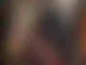 Adorez votre maîtresse dans cette tenue chaude en lycra et vinyle avec des collants et des bas en dentelle superposés.