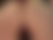 Assise sur le visage et adorant le cul nu dans un petit string rouge.