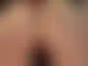 Assise sur le visage et adorant le cul nu dans un petit string rouge.