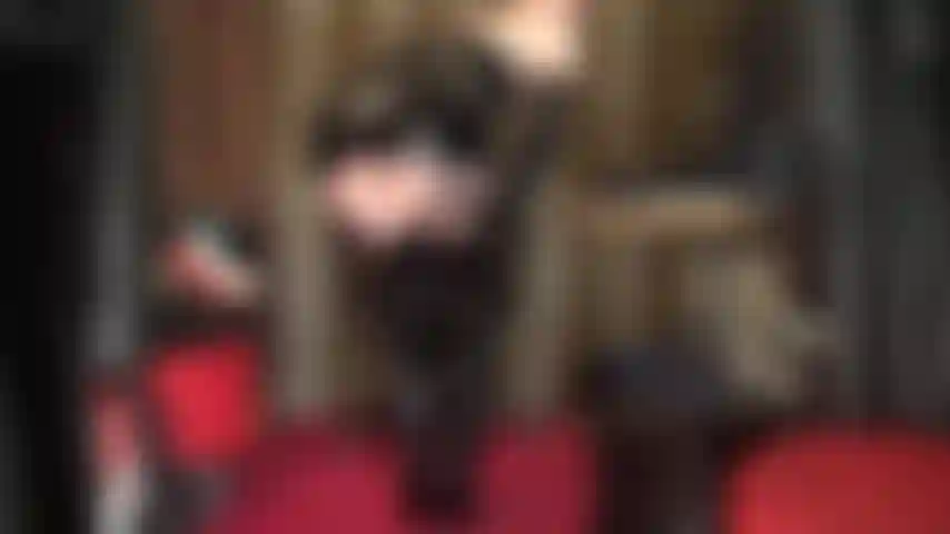 La jupe monte, la jupe descend... Maîtresse s'assoit sur ton visage en jupe moulante en pvc, bas, jarretelles sexy, cuissardes brillantes et culotte en dentelle.