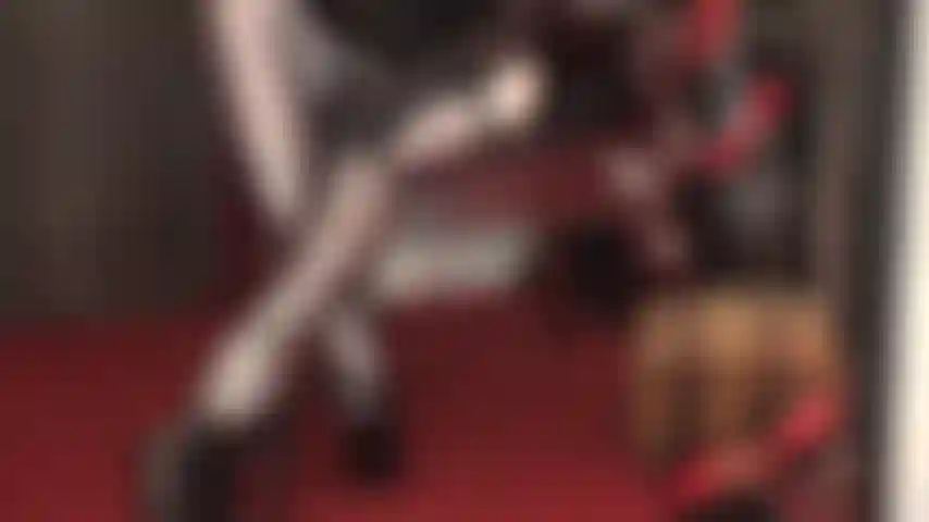 Ces jambes chaudes exigent votre attention. Des talons compensés, des collants brillants et des couches de bas vous font supplier de déposer l'argent aux pieds de la maîtresse et d'être traite entre les cuisses croisées.