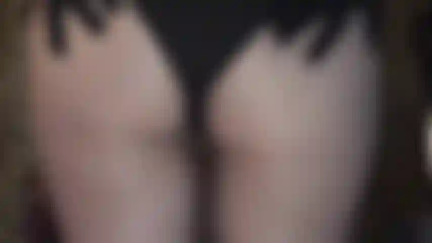 Gros plan extrêmement chaud des fesses rondes et sexy de la maîtresse vivian en collants noirs super transparents et shorts serrés.