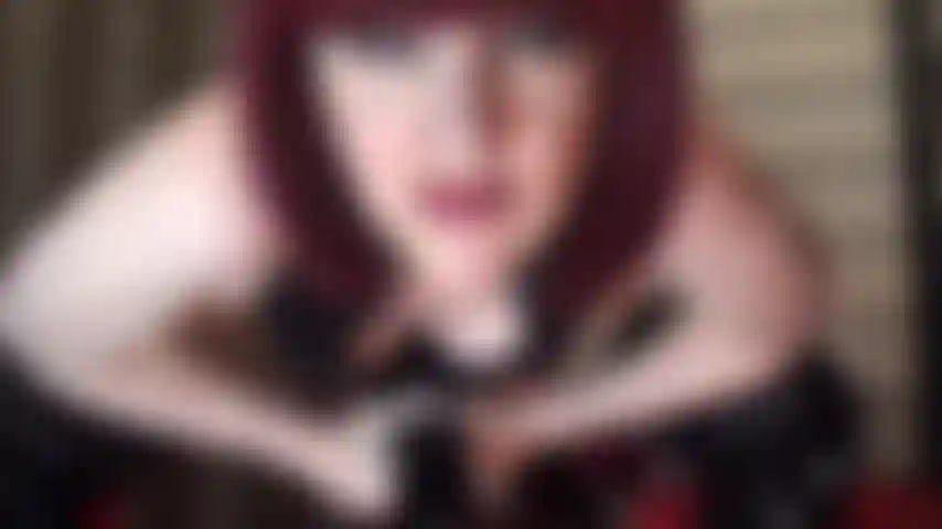 Une maîtresse en pvc en bottes au-dessus des genoux enfonce sa grosse bite noire dans ton cul de pute.